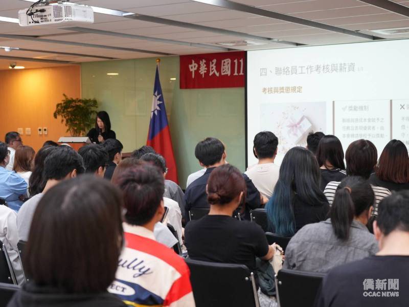百位僑生接待回國僑胞慶雙十 榮幼娥盼僑生拉近與海外僑民距離