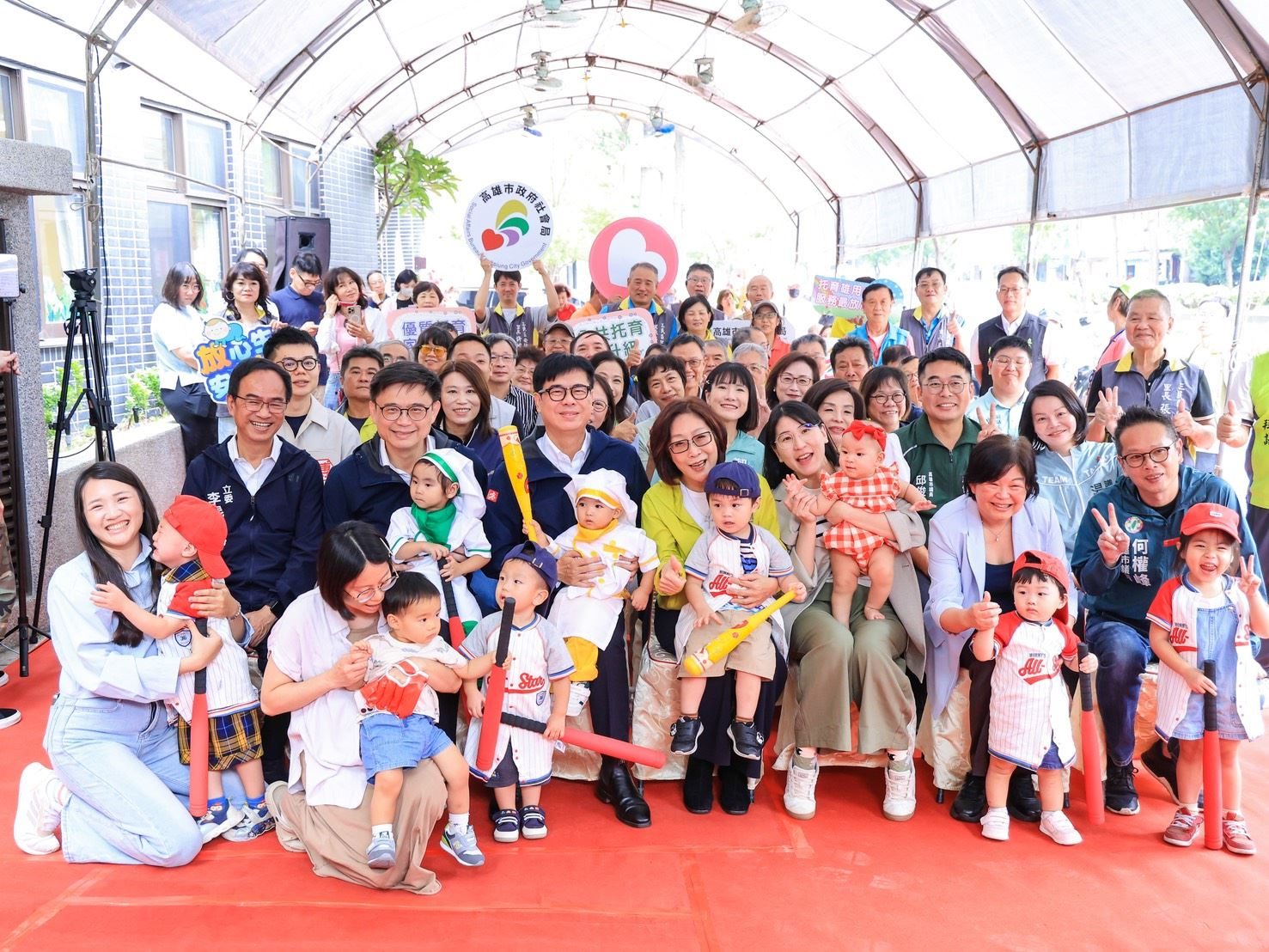 高雄攜手中央打造安心成家友善育兒城市 國家住都中心社宅全國首座三民明仁公共托嬰中心揭牌啟用