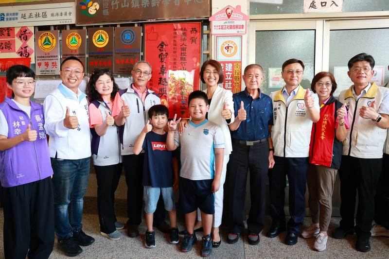 竹山延正、竹山社區獲金卓越肯定 許縣長貼紅榜祝賀