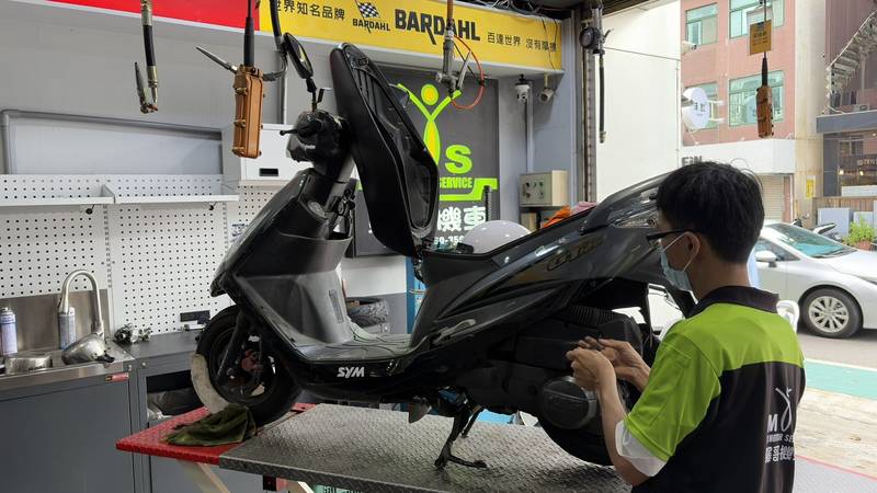 交通安全月機車健檢破99萬台；零違規活動逾145萬人報名。公路局呼籲把握報名機會，共同向「零違規」目標邁進