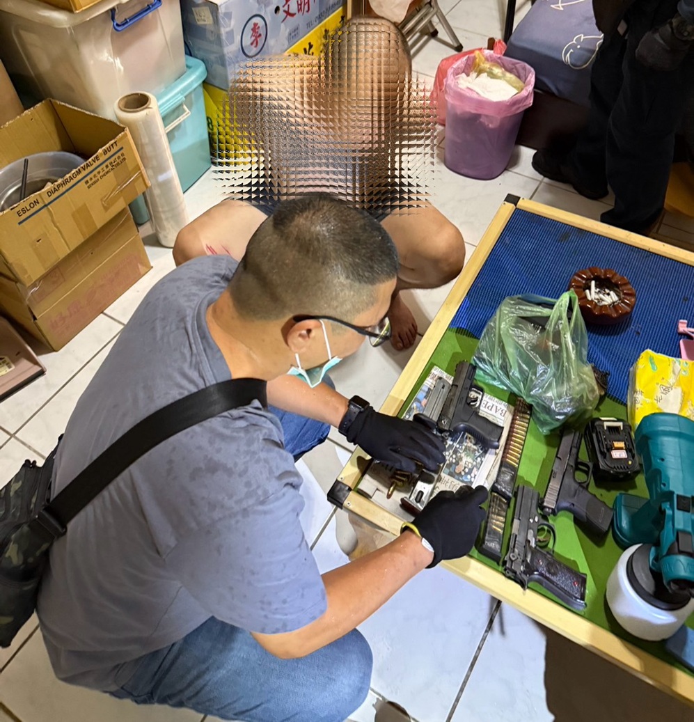 ▲圖說:身揹強盜和毒品通緝的彭男遇警圍捕,冒險跳窗逃進附近工廠躲藏,依舊狼狽遭逮 (圖/台中市政府 提供)