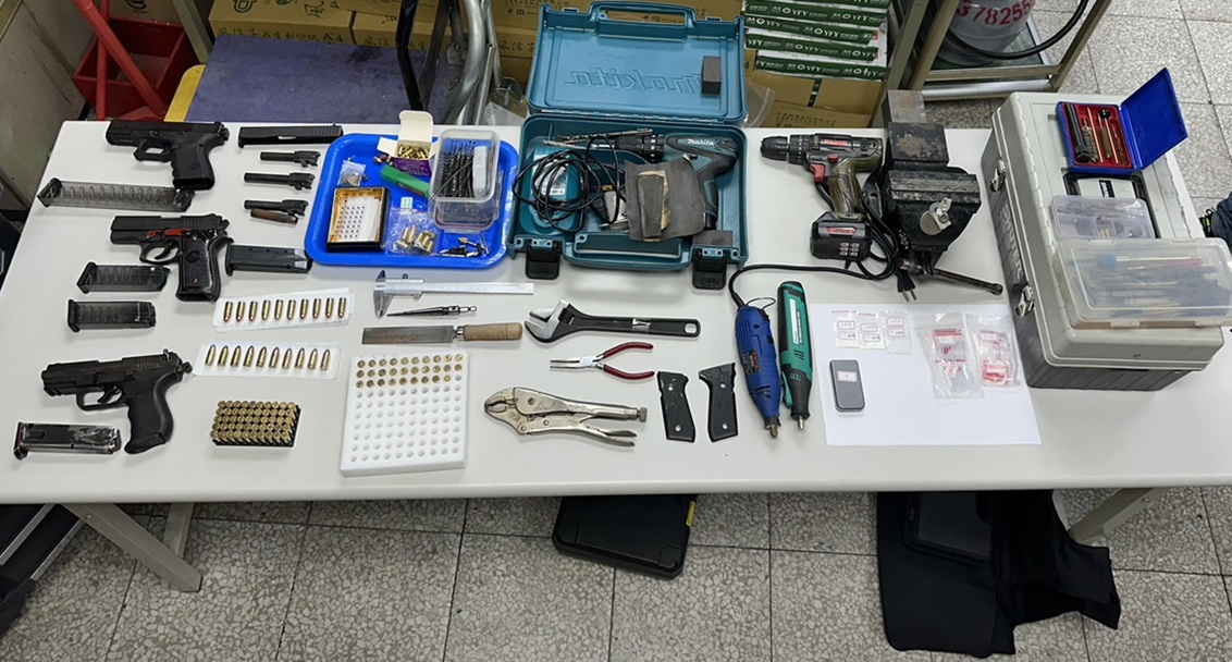 ▲圖說:警方於彭嫌租屋處起獲改造手槍3把、子彈99顆、改造工具一批及毒品等相關證物 (圖/台中市政府 提供)