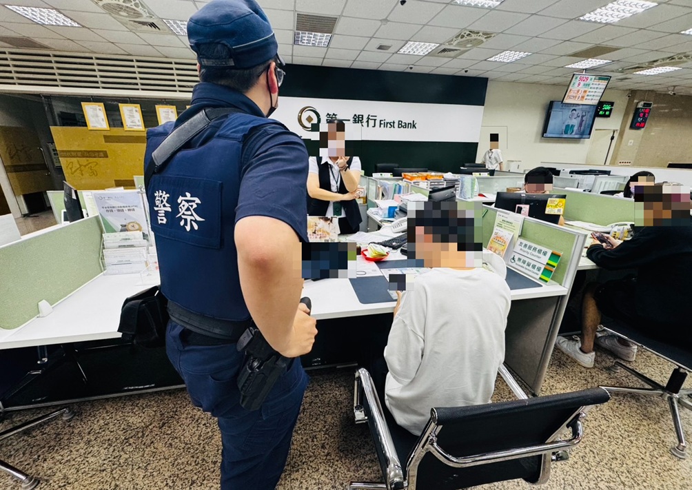 ▲圖說:員警獲報趕往第一銀行台中分行,成功攔阻「代工詐騙」,順利保住被害人張男血汗錢 (圖/台中市政府 提供)