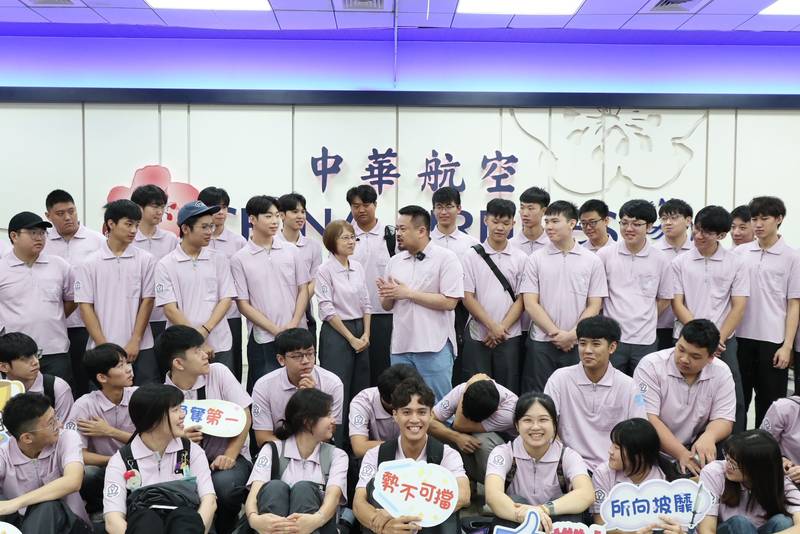 第48屆國際技能競賽我國代表團啟程　勞動部部長洪申翰親赴機場為國手打氣