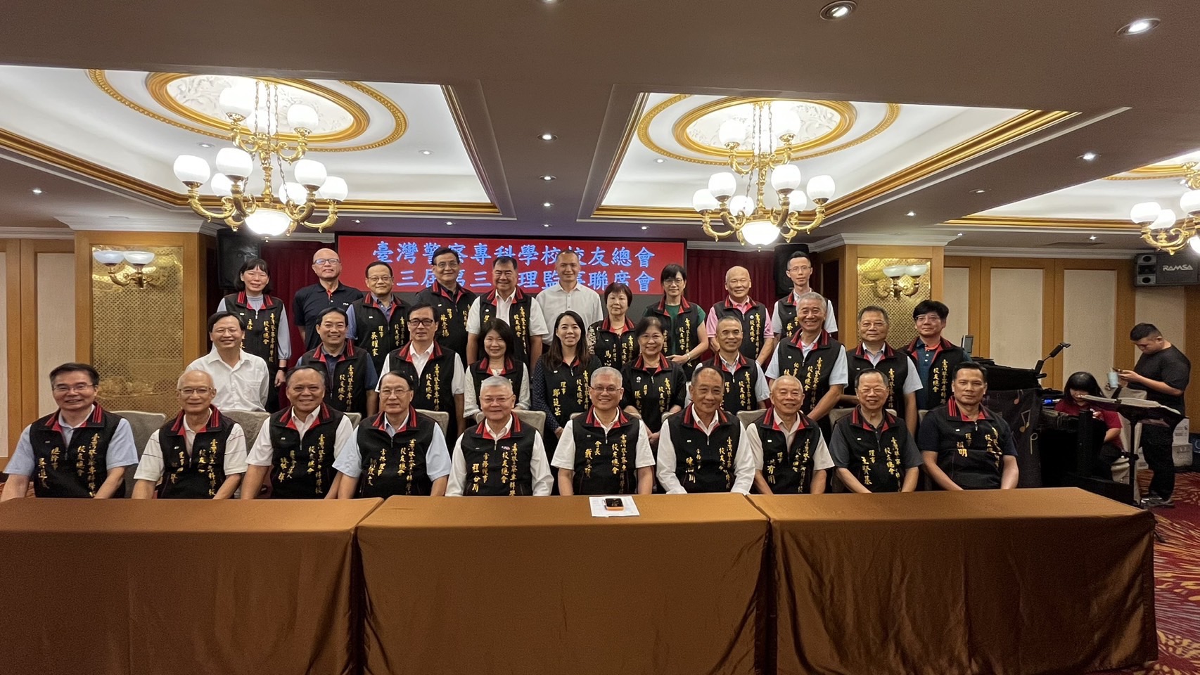 臺灣警察專科學校校友總會召開第三屆第三次理監事聯席會議,理監事及會務幹部齊聚合影,凝聚校友力量並持續推動公益服務。(圖/警專校友總會提供)