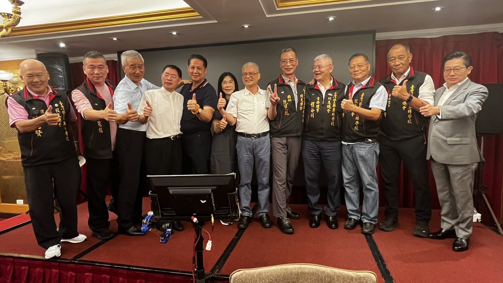 警專校友總會理監事與顧問於感恩餐會齊聚交流,透過校友與顧問共同投入,持續為公益服務注入長期發展動能。(圖/警專校友總會提供)