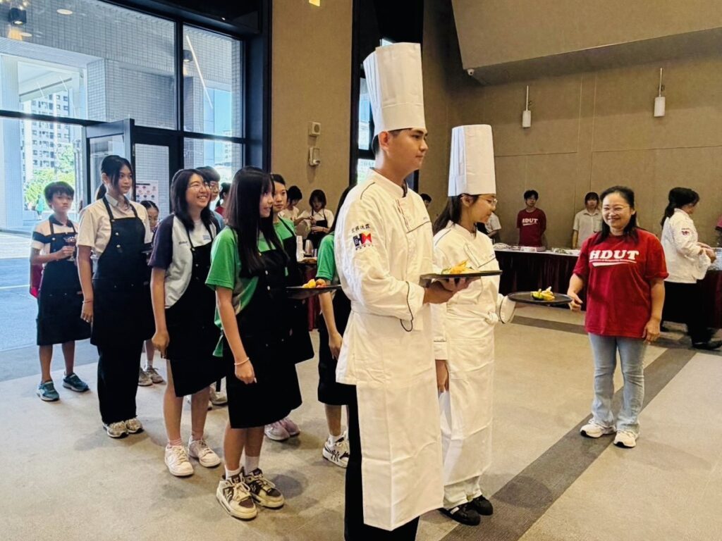 宏國德霖攜六校學生親手辦桌謝師恩! 大手牽小手端出22道料理暖迎教師節 37 S 53444774
