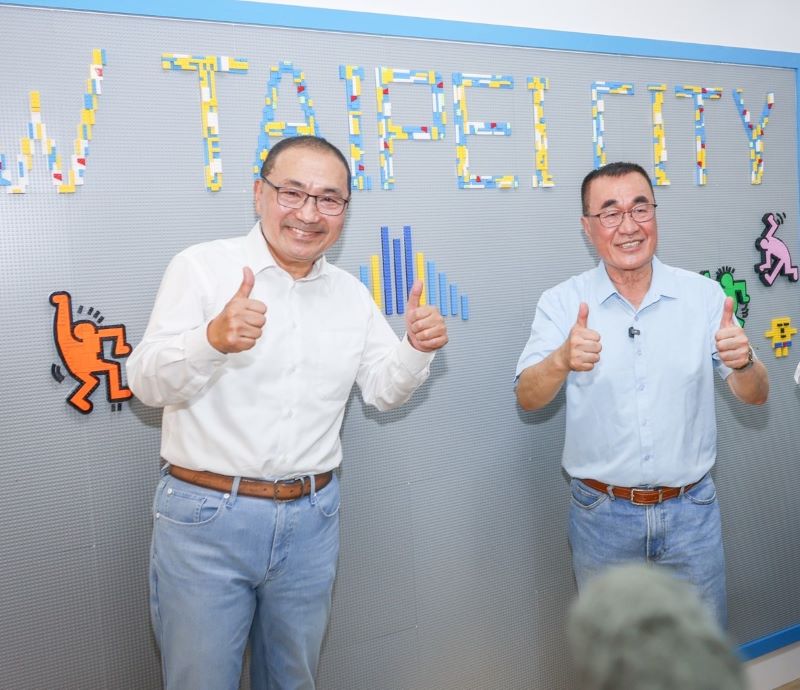 《圖說》新北市長侯友宜今天現身國民黨新北市長參選人李四川競選總部，李四川宣布由侯友宜擔任競總主委。〈李競辦提供〉