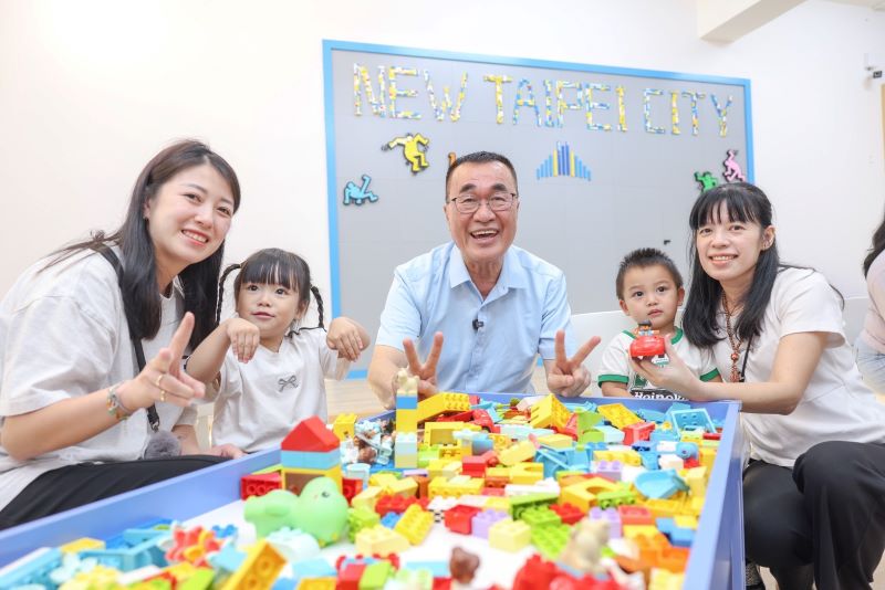 《圖說》李四川競選辦公空間，設置微型親子館、旋轉木馬，盼讓競總不只是選戰期間的活動場所，也能成為親子休閒、運動及市民交流的空間。〈李競辦提供〉