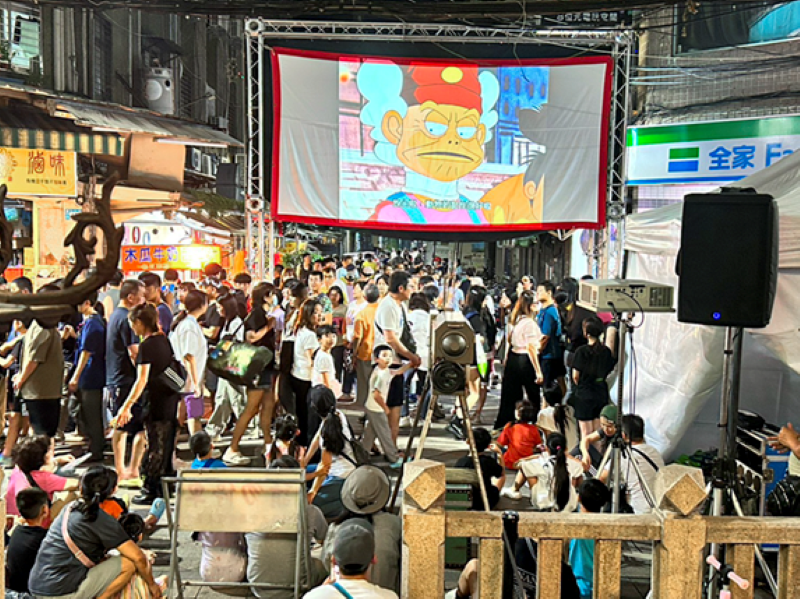 潮月新莊老街玩出中秋新滋味 侯:打造城市品牌 12 《圖說》活動特別規劃「露天電影」,重現五、六○年代新莊大戲院的光影記憶,邀請不同世代民眾一同歡聚,感受街坊溫馨情懷,度過美好節慶時光。〈經發局提供〉