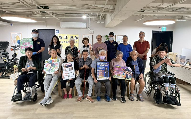 中和警走入日照中心 指紋建檔、防詐雙管齊下守護長者 70 《圖說》中和警分局犯罪預防團隊走入轄區日照中心,協助長者辦理自願指紋捺印及建檔,同時宣導常見詐騙手法。〈中和分局提供〉