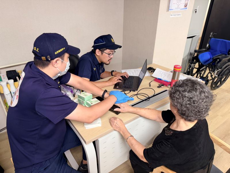 中和警走入日照中心 指紋建檔、防詐雙管齊下守護長者 72 《圖說》協助長者完成指紋捺印及建檔後,讓返家的路能多一分保障。〈中和分局提供〉