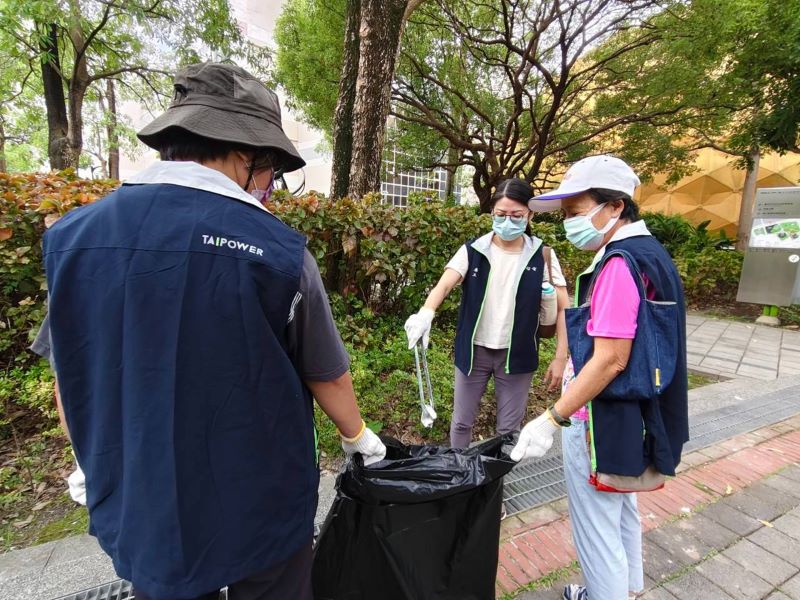 台電北區親子日「上太空」 同遊天文館、淨園護環境 65 《圖說》台電同仁攜家帶眷漫步公園,一邊享受秋日休閒時光,也一同動手維護周遭環境。〈北北區處提供〉