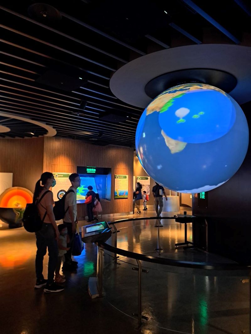 台電北區親子日「上太空」 同遊天文館、淨園護環境 66 《圖說》探索宇宙奧秘,也從親子共學中建立珍惜資源、愛護環境的觀念。〈北北區處提供〉