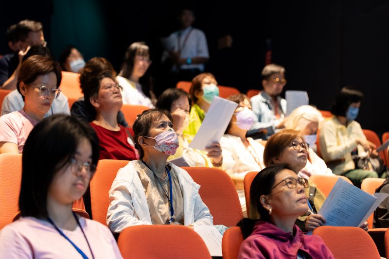 宗博館掌櫃講堂談藏傳淨土 葉靈毅帶讀《極樂願文》 58 《圖說》學員用心聆聽。〈宗博館提供〉