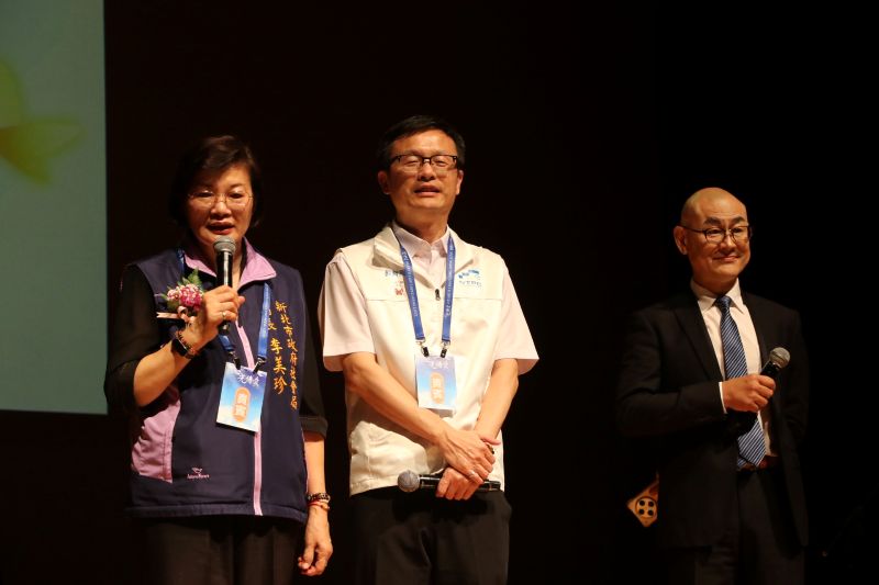 視障者看不見舞台 卻用音樂唱出生命之光 15 《圖說》社會局長李美珍表示,感謝福智及安童連續5年來以音樂會響應國際身心障礙者日,讓視障者也能享有平權,用音樂看見生命的光。中為教育局長張明文。〈社會局提供〉
