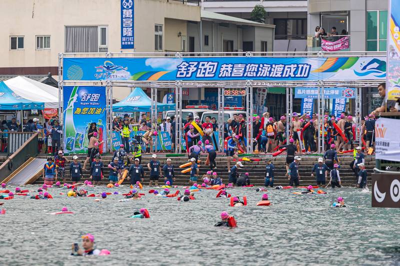 2026年日月潭國際萬人泳渡盛大登場 2萬1700人挑戰 「實名制雙晶片」安全再升級