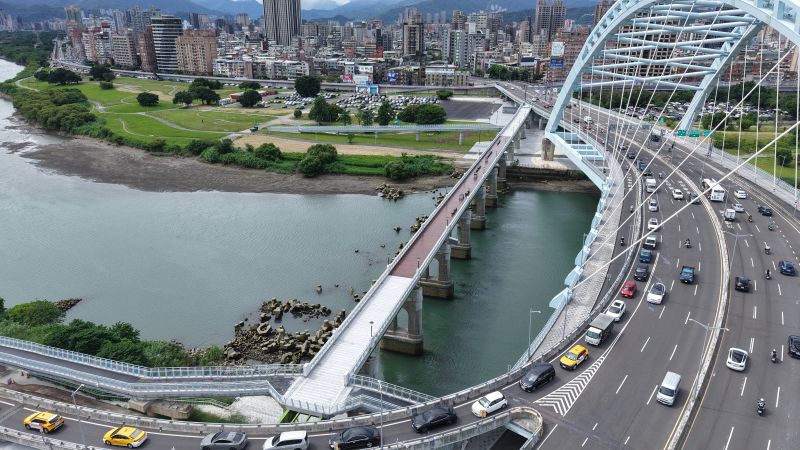 侯友宜、蔣萬安宣布川端橋啟用 日治老橋修復重現風華 14 《圖說》連接臺北市中正區與新北市永和區的川端橋,經雙北市政府合作修復,今日啟用,風華再現。左為川端橋。〈工務局提供〉