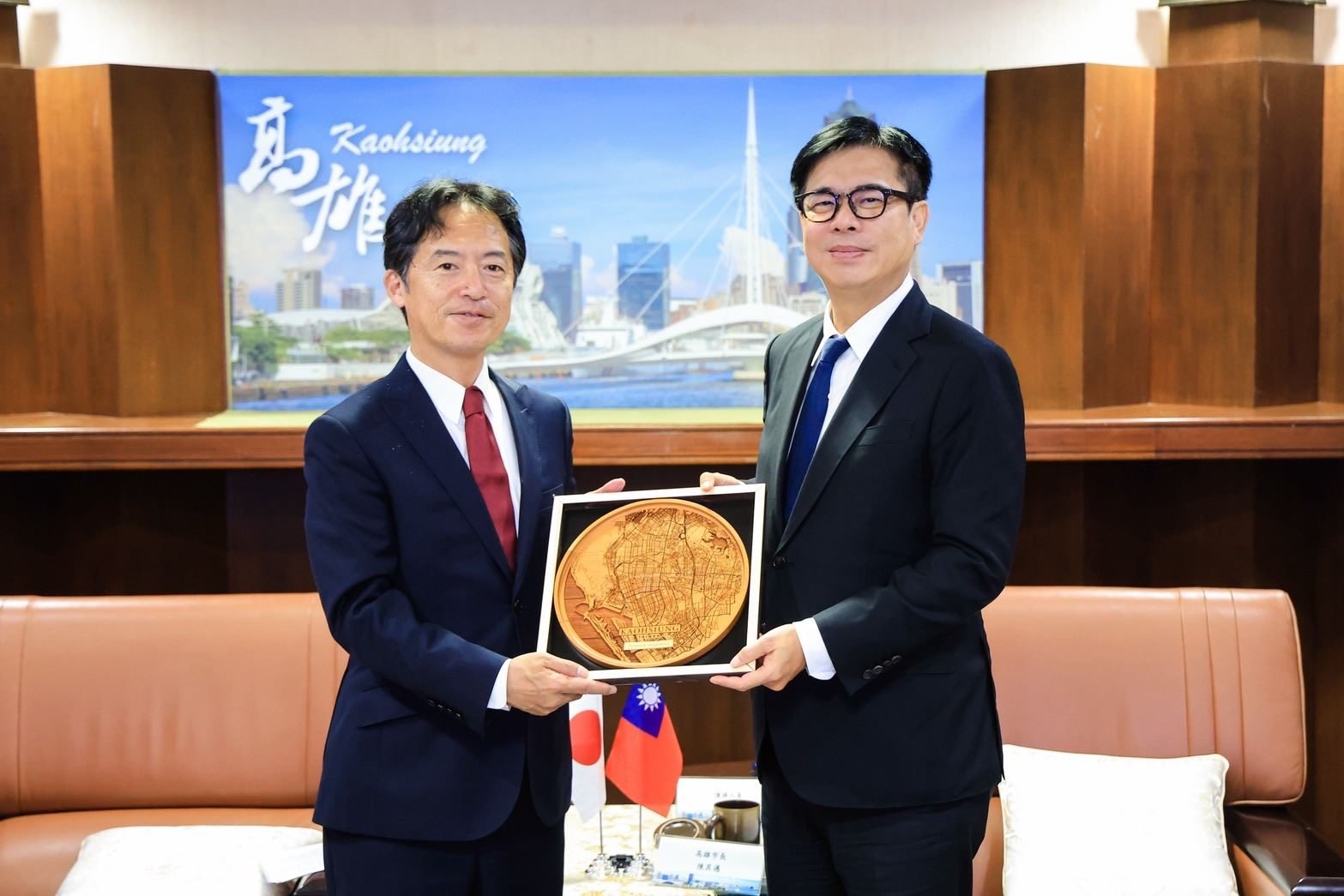 頒榮譽市民歡送奧正史！陳其邁感謝三年深耕台日交流