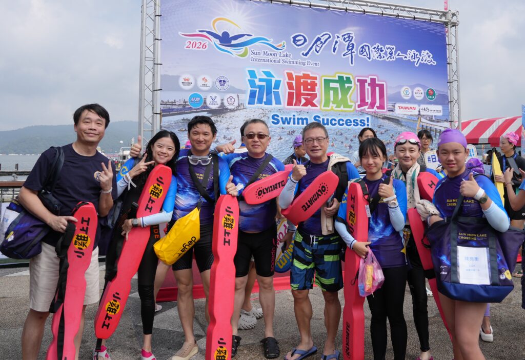 台大EMBA 30周年「泳向未來」! 200名勇士挑戰泳渡日月潭成功完賽 32 A1 01024
