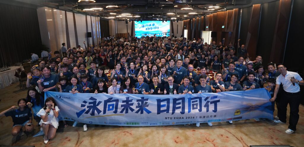 台大EMBA 30周年「泳向未來」! 200名勇士挑戰泳渡日月潭成功完賽 33 A1 01304