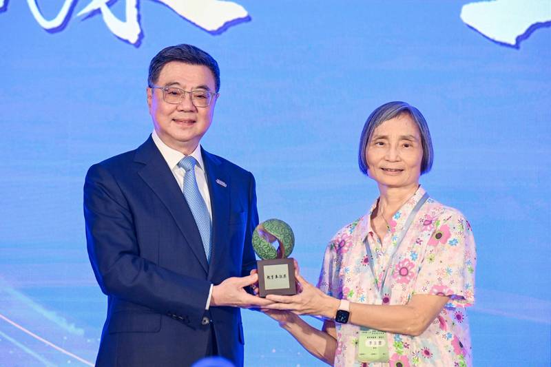 卓揆頒發教育奉獻獎 感謝全體教師奉獻付出 成為推動臺灣進步的重要力量