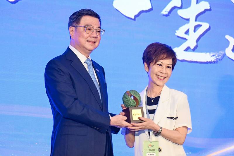 卓揆頒發教育奉獻獎 感謝全體教師奉獻付出 成為推動臺灣進步的重要力量