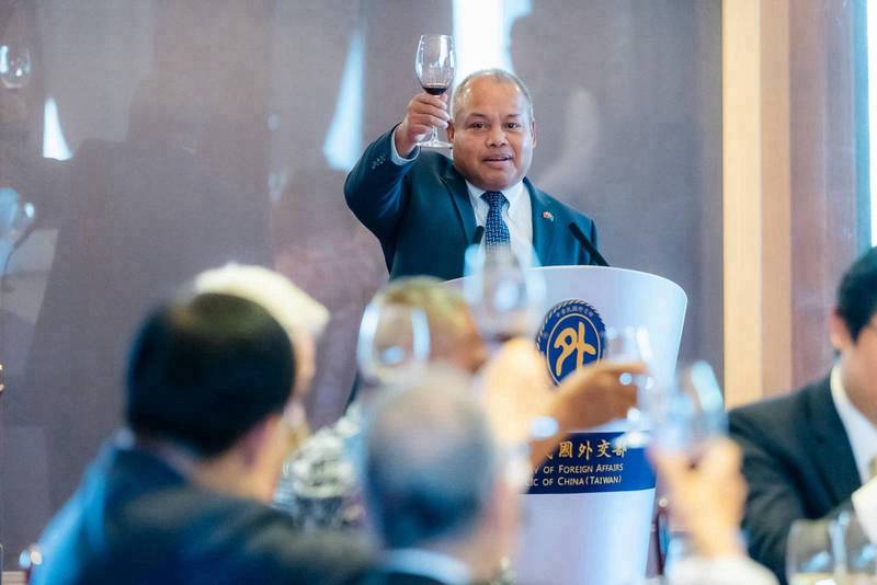 外交部長林佳龍午宴帛琉共和國副總統歐宜樓,深化台帛合作及氣候韌性夥伴關係