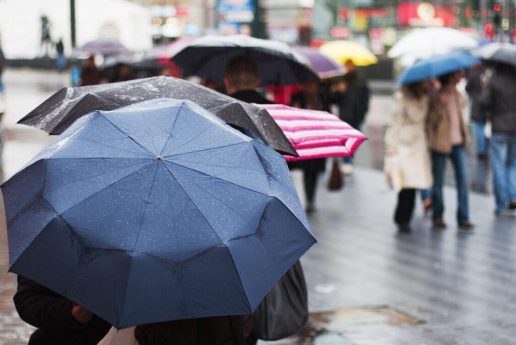 台灣濕度高,碰上雨天,就需要除濕機來幫忙維持清爽。圖/123RF圖庫