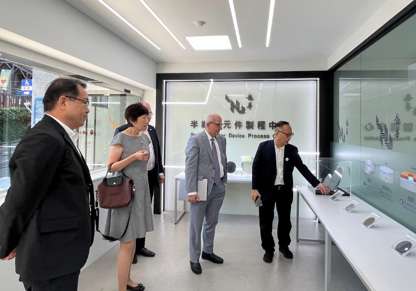 美日越大學高層接力訪龍華科大 聚焦AI半導體人才培育 8 《圖說》龍華科技大學全面建構AI、半導體、5G通訊與智慧製造實作環境,美國史蒂文斯理工學院校長率院長等人參訪龍華科大近年深耕實作教育與國際化發展累積的國際影響力。〈龍華科大提供〉