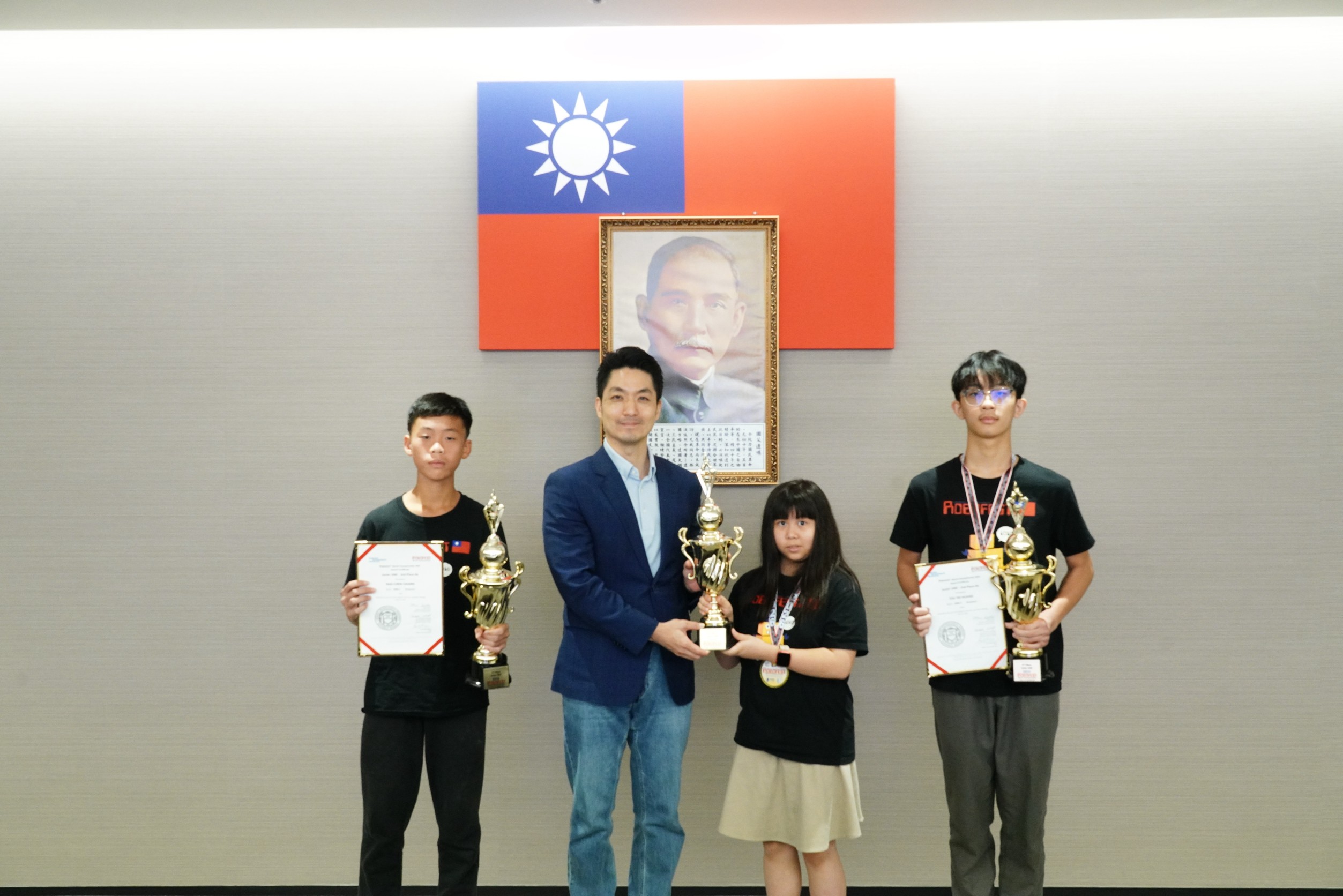 雙北聯隊勇奪Robofest世界亞軍 蔣萬安接見表揚 3 line oa chat 260923 222819