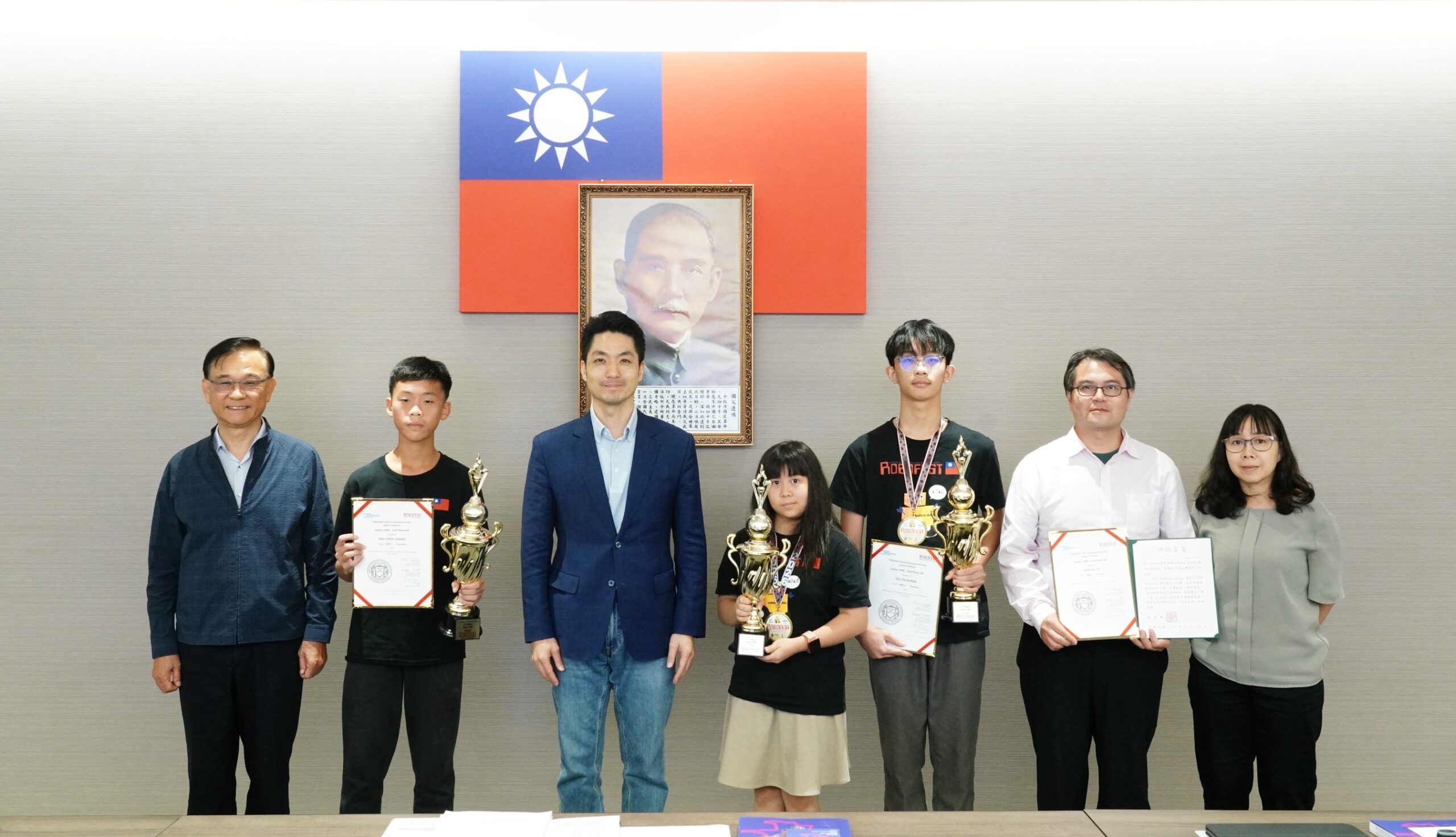 雙北聯隊勇奪Robofest世界亞軍 蔣萬安接見表揚 4 line oa chat 260923 223010 scaled
