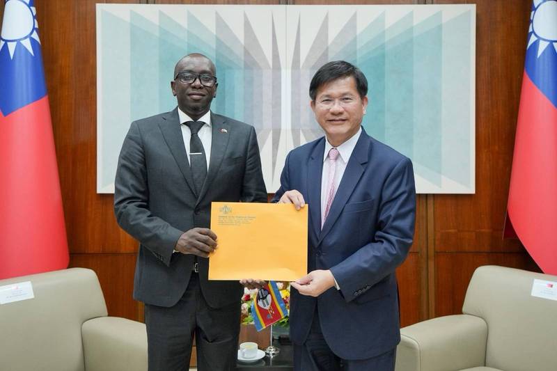 外交部長林佳龍接受新任史瓦帝尼王國駐台大使庫涅內呈遞到任國書副本
