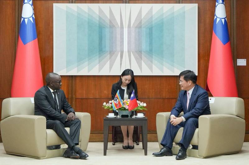 外交部長林佳龍接受新任史瓦帝尼王國駐台大使庫涅內呈遞到任國書副本