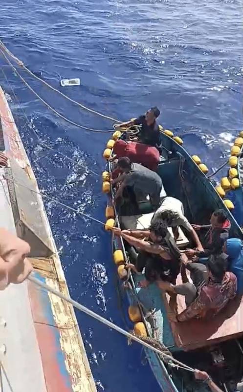 印度洋公海海上互助 「穩浤達」漁船馳援印尼籍遇險漁船 救起36名船員