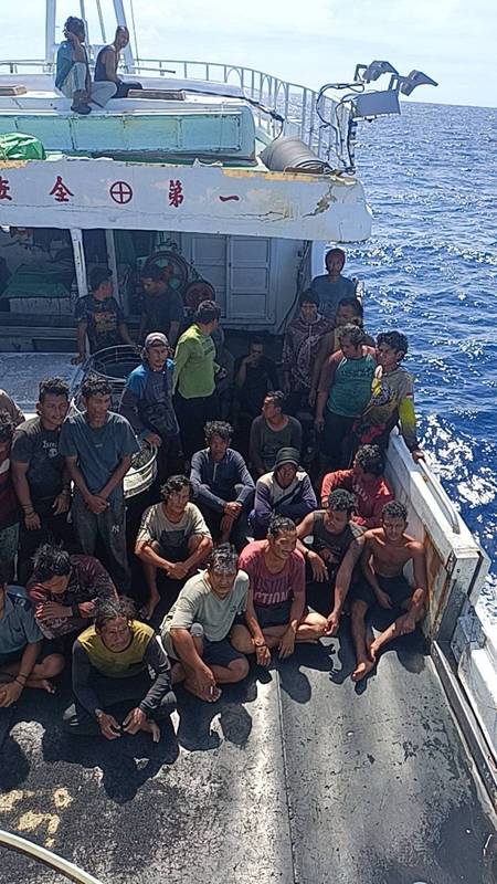 印度洋公海海上互助 「穩浤達」漁船馳援印尼籍遇險漁船 救起36名船員