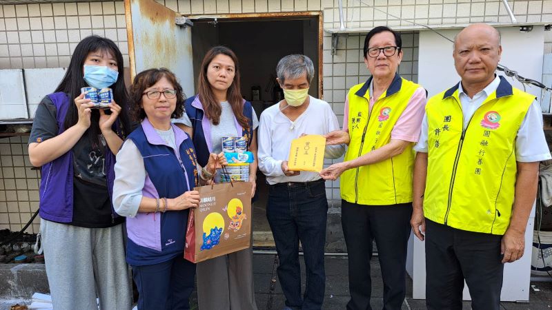 男子罹癌失工作一家4口窩居頂加 社福中心媒合善團送暖 50 《圖說》社會局副局長許秀能(左2)、圓融行善團長許誥(右1)、監察人陳安正(右2)等人,將善款交付予曾男及社福中心,按月提撥1萬元幫助度過難關。左1為社工吳雨函。左3為新莊社福中心主任高涓娟。〈社會局提供〉