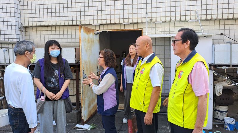 男子罹癌失工作一家4口窩居頂加 社福中心媒合善團送暖 51 《圖說》社會局副局長許秀能鼓勵曾男,要讓子女持續接受早療,社會局均有補助。〈社會局提供〉