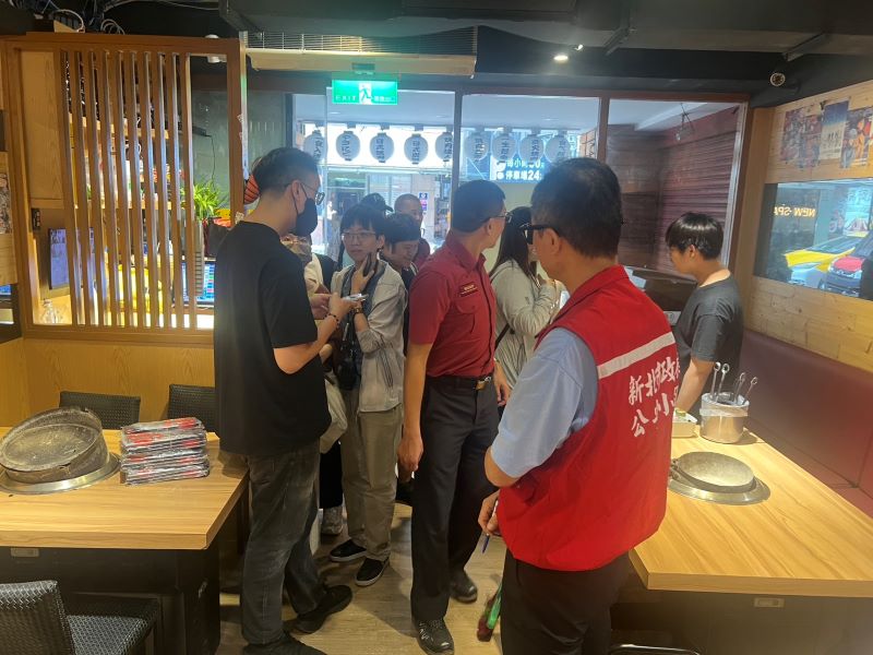 燒肉店火警爆隱患 新北鎖定近3年曾失火19家燒烤店全面稽查 44 《圖說》新北公安小組率隊前往板橋曾發生火警之燒烤店執行聯合稽查。〈消防局提供〉