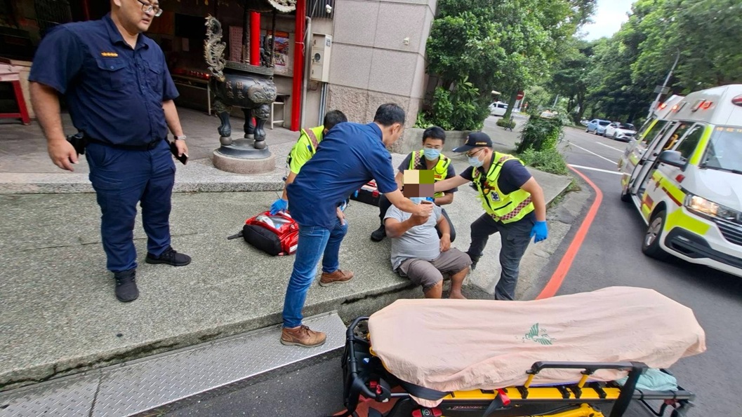 ▲圖說:民權派出所巡邏員警發現一名男騎士疑似因身體不適而自摔倒地,立即上前救援 (圖/台中市政府 提供)