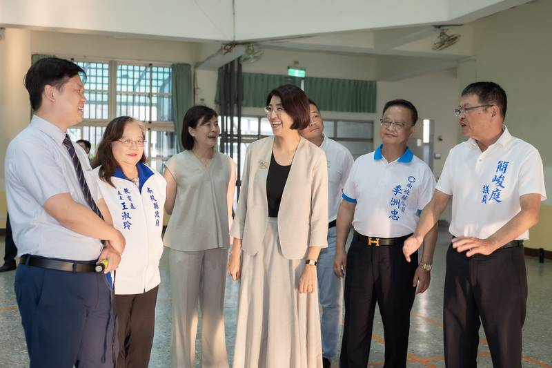 許縣長會勘草屯三校 改善校園設施環境