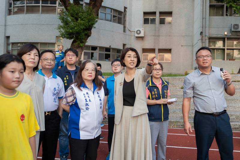 許縣長會勘草屯三校 改善校園設施環境