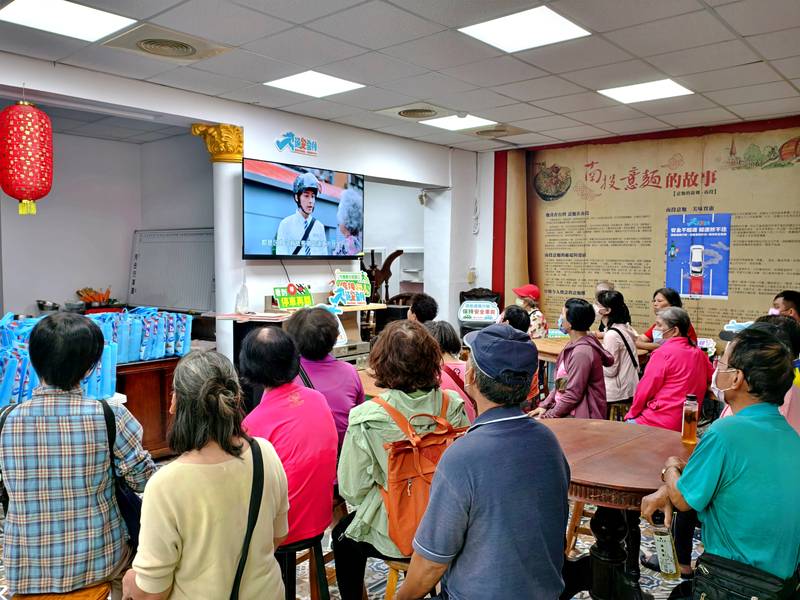 呷茶聽宣導!縣府響應交通安全月 深入市場吸引民眾熱烈響應