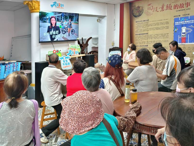 呷茶聽宣導!縣府響應交通安全月 深入市場吸引民眾熱烈響應