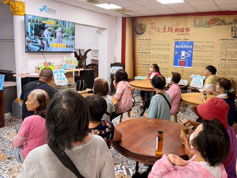 呷茶聽宣導!縣府響應交通安全月 深入市場吸引民眾熱烈響應
