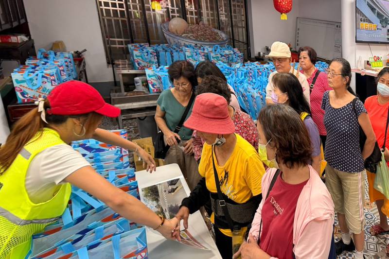 呷茶聽宣導!縣府響應交通安全月 深入市場吸引民眾熱烈響應