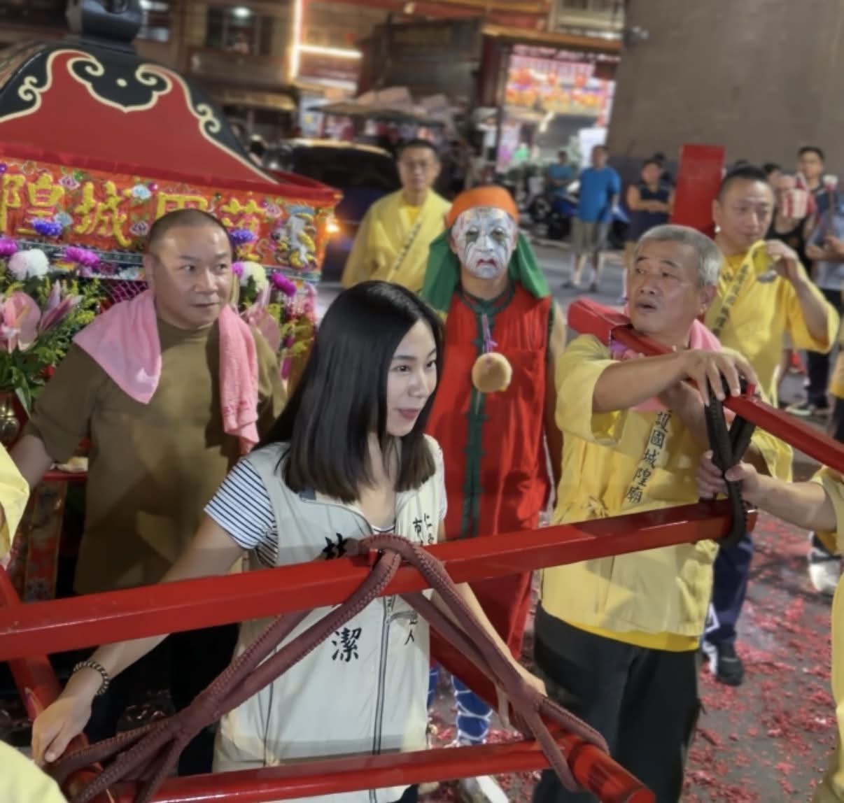 林杏潔參與基隆護國城隍廟「城隍夜巡」，與廟方人員一同護送神轎，為地方及鄉親祈福。