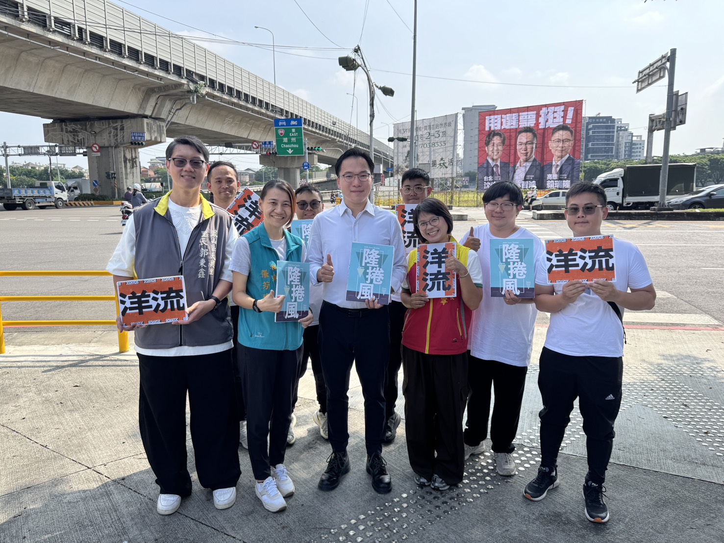 林智鴻鳳山掛出沈伯洋、賴瑞隆合體看板　籲用選票挺有理想的人