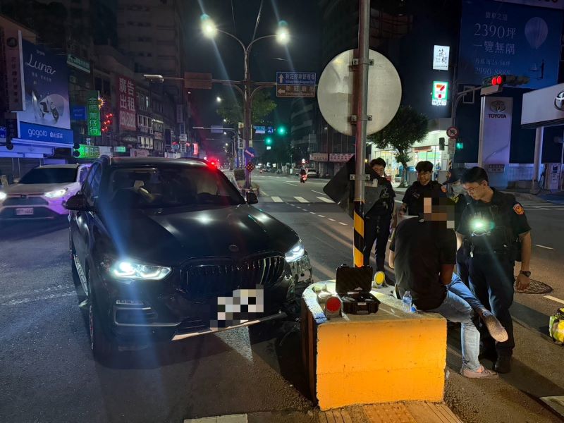 新莊男凌晨開車自撞分隔島 酒測0.00快篩驗出安非他命 45 《圖說》警方到場處理車禍。〈新莊分局提供〉