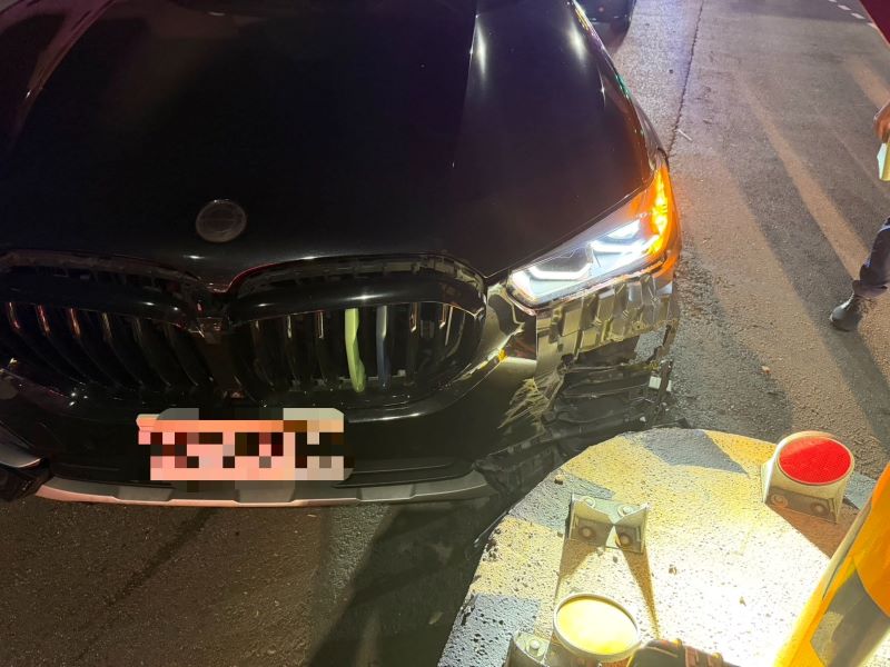 新莊男凌晨開車自撞分隔島 酒測0.00快篩驗出安非他命 46 《圖說》丁男自撞分隔島情形。〈新莊分局提供〉